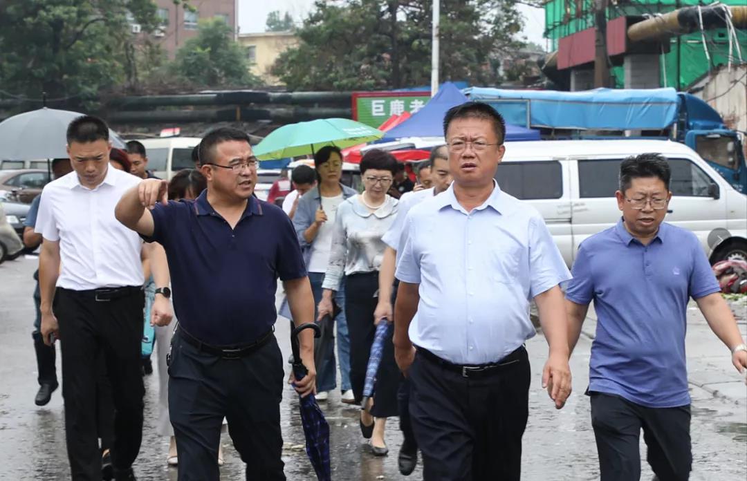 孙鹏云冒雨调研督导市容市貌整治提升,违建拆除及市场搬迁工作