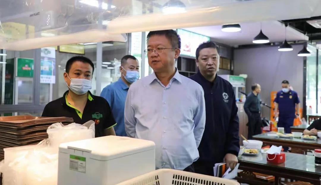 9月26日,区委书记孙鹏云冒雨深入红旗,新石街道调研检查西南高教国控