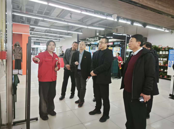 区领导调研检查食品安全工作